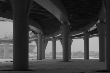 Köprü detayı siyah beyaz. mimari çizgiler. soyut arka plan