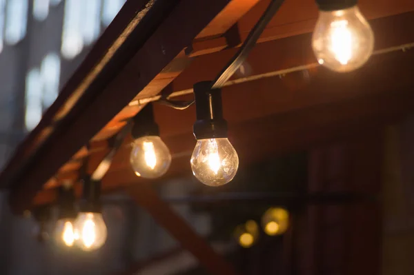 Yumuşak ışık arka plan ile parlayan akkor lamba