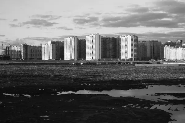 Paesaggio urbano con edifici sfondo bianco e nero — Foto Stock
