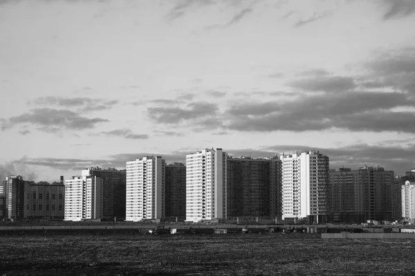 Paisaje urbano con edificios de fondo blanco y negro — Foto de Stock