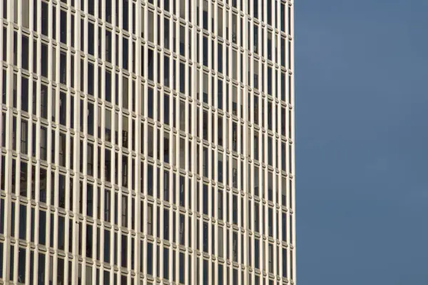 Linhas paralelas de janelas. Fundo abstrato do edifício — Fotografia de Stock