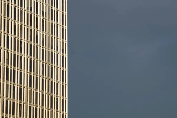 Linhas paralelas de janelas. Fundo abstrato do edifício — Fotografia de Stock