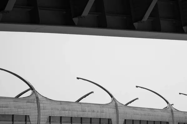 Detalhe da ponte preto e branco. linhas de arquitetura. resumo contexto — Fotografia de Stock