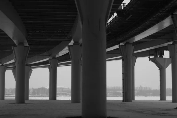 Detalhe da ponte preto e branco. linhas de arquitetura. resumo contexto — Fotografia de Stock