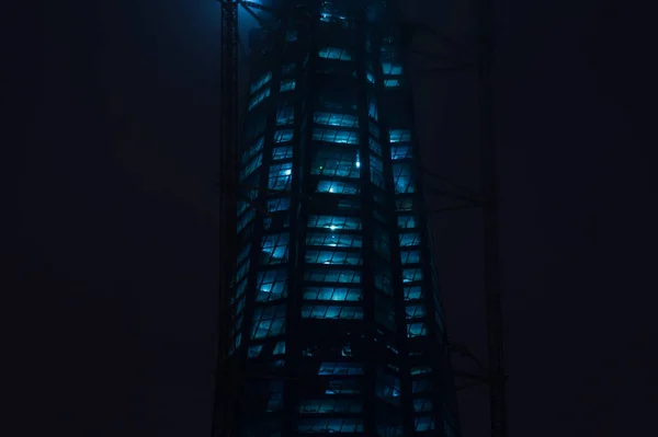 Skyscraper construction at nicht. Office glass building — Stock Photo, Image