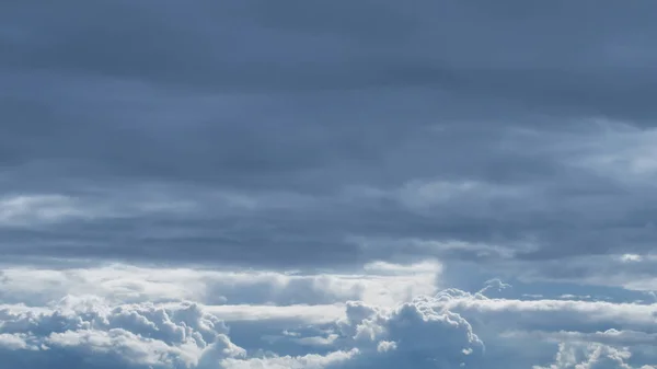 Dramatische hemel achtergrond. bewolkt — Stockfoto