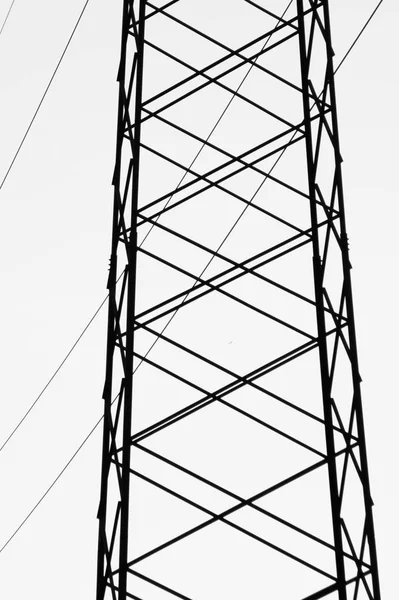 Torre de alto voltaje. Línea de alimentación fondo blanco y negro — Foto de Stock
