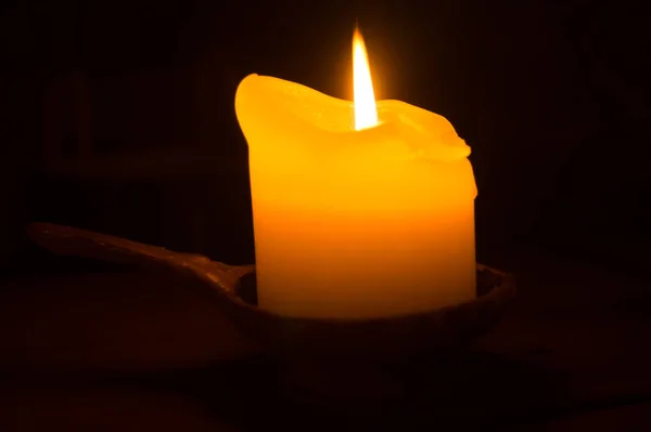 Burning candle in the dark. glowing flame — Stock Photo, Image