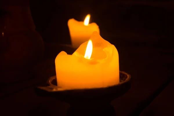 Δύο φλεγόμενα κεριά στο σκοτάδι. λαμπερή φλόγα — Φωτογραφία Αρχείου