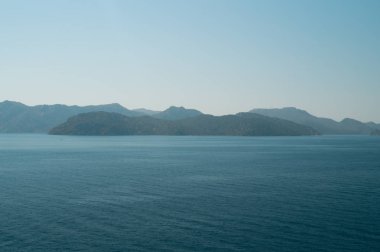 Dağlar ve adalar ile peyzaj. Seascape arka plan