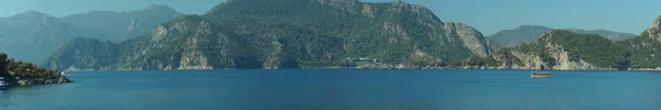 山と海のパノラマ。風景の背景 — ストック写真