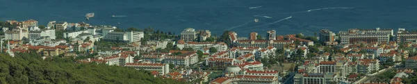 Paisagem com uma cidade entre as colinas — Fotografia de Stock