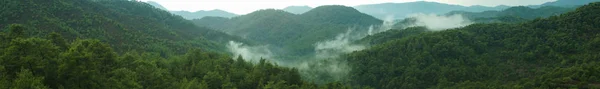 Panorama de montanha com um fundo de céu dramático — Fotografia de Stock