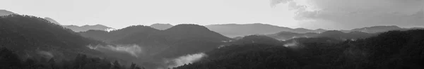 Panorama de montaña con un fondo cielo dramático — Foto de Stock