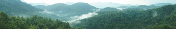 Panorama de montanha com um fundo de céu dramático — Fotografia de Stock