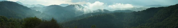 Panorama de montaña con un fondo cielo dramático — Foto de Stock