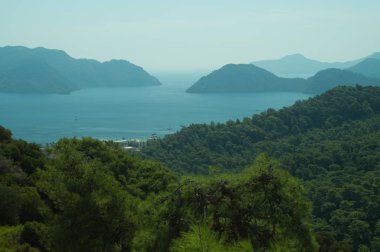 Dağlar ve deniz ile peyzaj. deniz manzarası arka plan