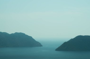 Dağlar ve adalar ile peyzaj. Seascape arka plan