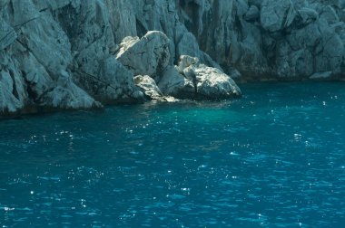 Dağ ve deniz. kaya arka plan ile kıyı şeridi