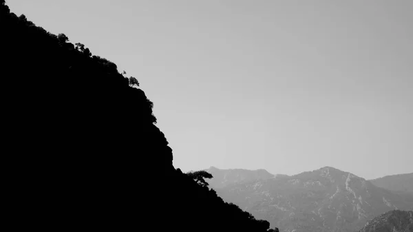 Berglandschap zwart-wit achtergrond — Stockfoto