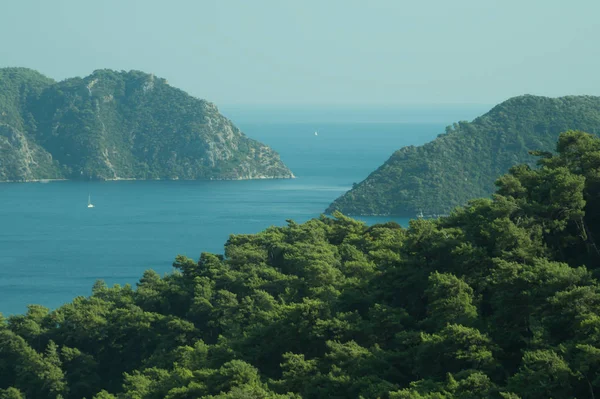 Dağlar ve deniz ile peyzaj. deniz manzarası arka plan