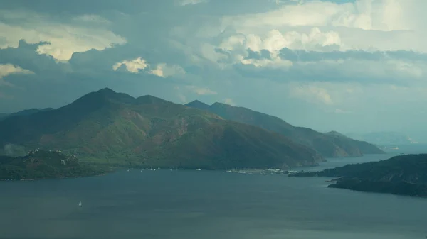 Landschap met de bergen en de zee. zeegezicht achtergrond — Stockfoto
