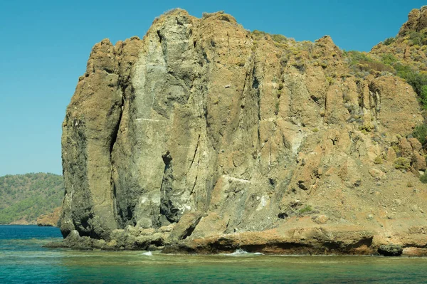 Montagna e mare. costa con uno sfondo roccioso — Foto Stock