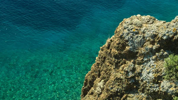 Dağ ve deniz. Şeffaf su ve uçurum arka plan