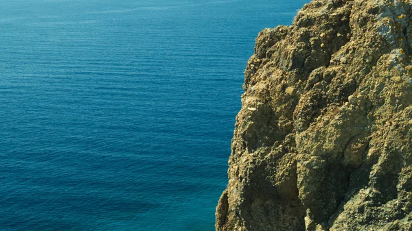 Montanha e mar. penhasco rochoso — Fotografia de Stock