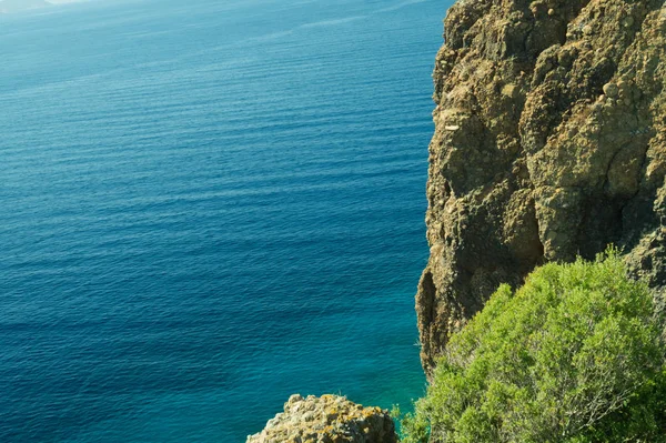Dağ ve deniz. kaya kayalıklı