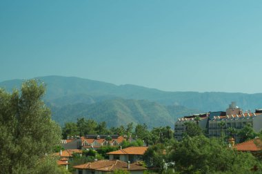Dağ kasabası panoramik manzaralıdır. tepeler arasında şehir