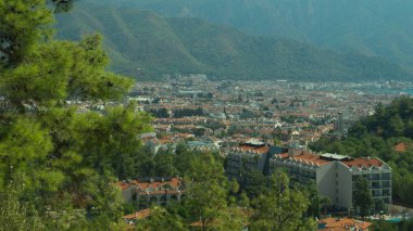 Dağ kasabası panoramik manzaralıdır. tepeler arasında şehir