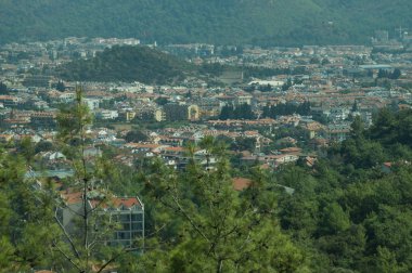 Dağ kasabası panoramik manzaralıdır. tepeler arasında şehir