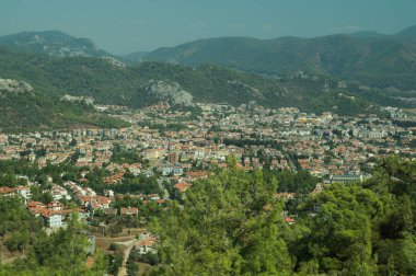 Dağ kasabası panoramik manzaralıdır. tepeler arasında şehir