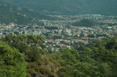 Dağ kasabası panoramik manzaralıdır. tepeler arasında şehir