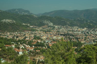 Dağ kasabası panoramik manzaralıdır. tepeler arasında şehir