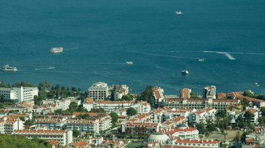 Dağ kasabası panoramik manzaralıdır. Denizi ile tepeler arasında şehir