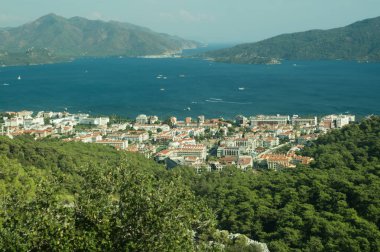 Dağ kasabası panoramik manzaralıdır. Denizi ile tepeler arasında şehir