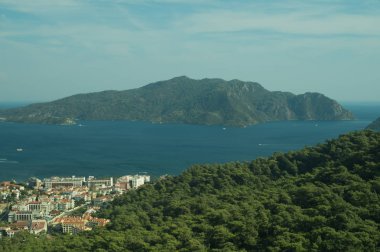 Dağ kasabası panoramik manzaralıdır. Denizi ile tepeler arasında şehir