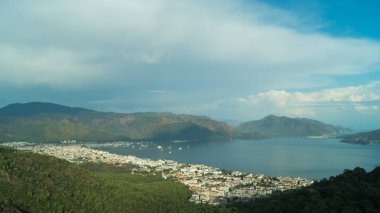 Dağ kasabası panoramik manzaralıdır. Denizi ile tepeler arasında şehir