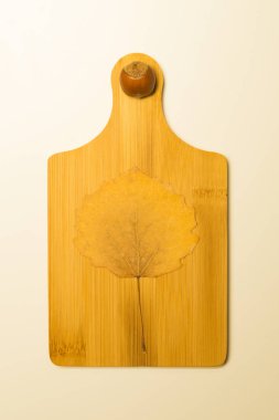 Tahta bir arka planda fındık ve sonbahar yaprağı