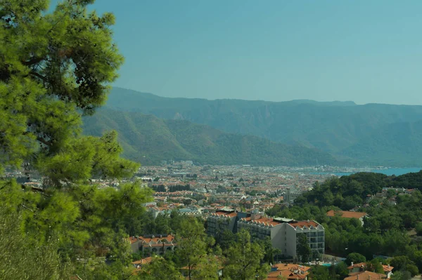 Dağ kasabası panoramik manzaralıdır. tepeler arasında şehir