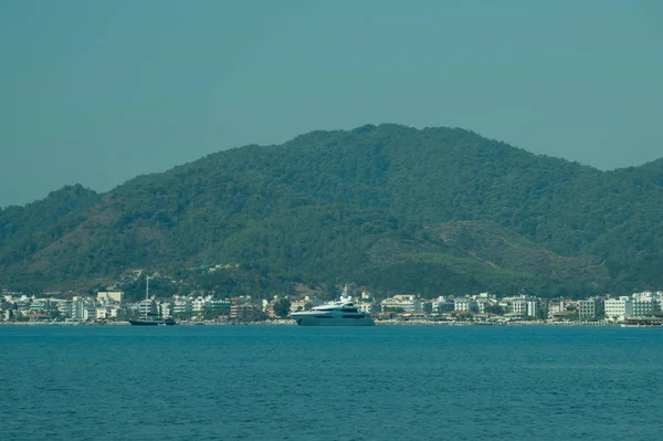 Recreación en el barco cerca de la orilla de una montaña. Nave en el agua. vacaciones de verano viajando —  Fotos de Stock