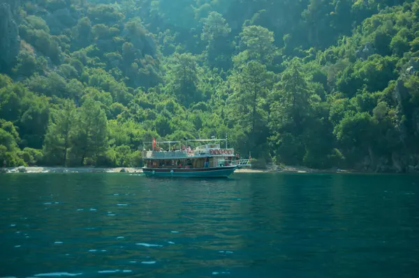 Recreation on the boat near the shore of a mountain and forest. beautiful lagoon. ship in the bay. summer vacation — Stock Photo, Image