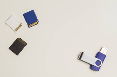 Sürücüler ve Memory Stick. Beyaz arka planda izole