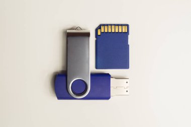 Sürücüler ve Memory Stick. Beyaz arka planda izole