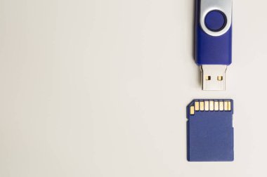 Sürücüler ve Memory Stick. Beyaz arka planda izole