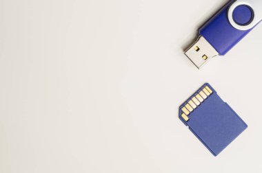 Sürücüler ve Memory Stick. Beyaz arka planda izole