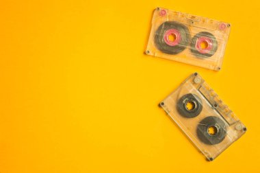 Sarı masa üzerinde Retro kaset. üst görünüm. Kopyalama alanı