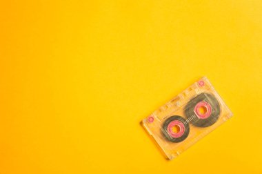Sarı masa üzerinde Retro kaset. üst görünüm. Kopyalama alanı